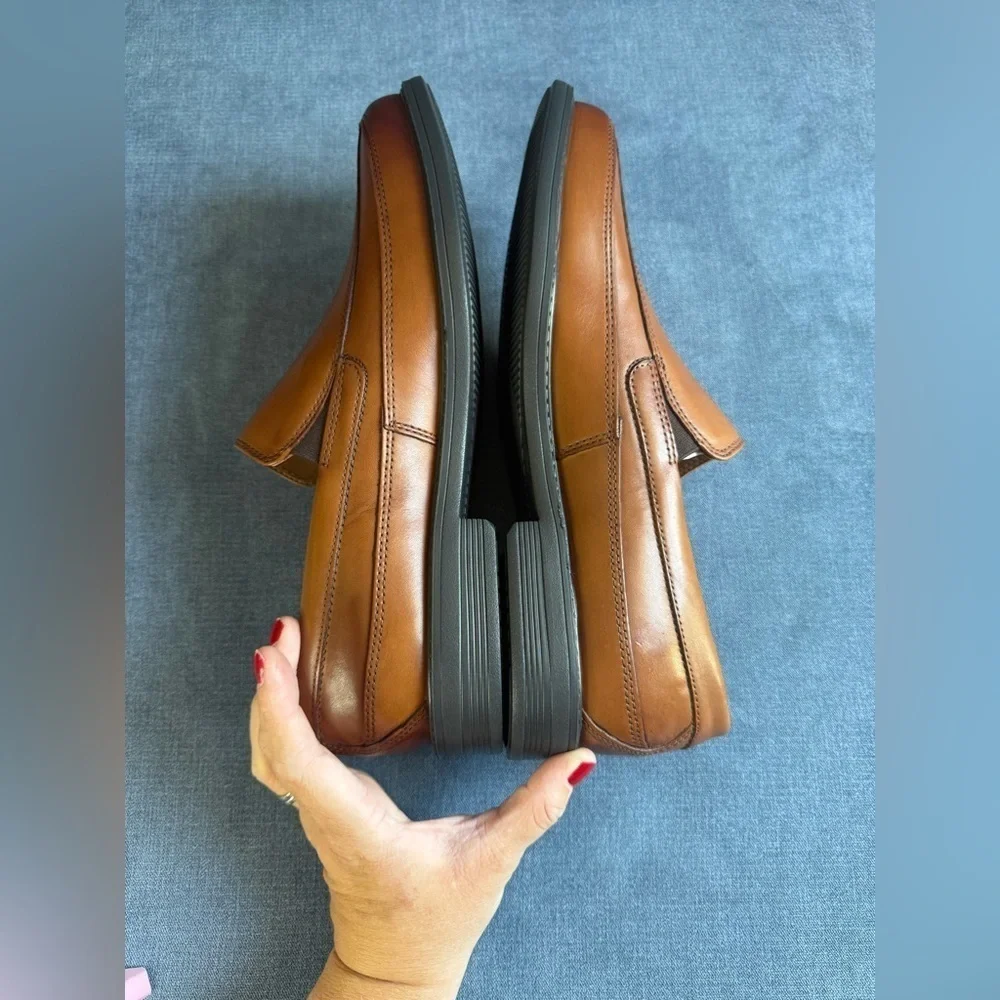 Clarks Cosgrove Free Loafer Men’s SZ 10M Brown Leather Slip On Comfort Shoe New